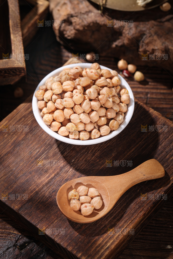 桌子上放着一碗鹰嘴豆