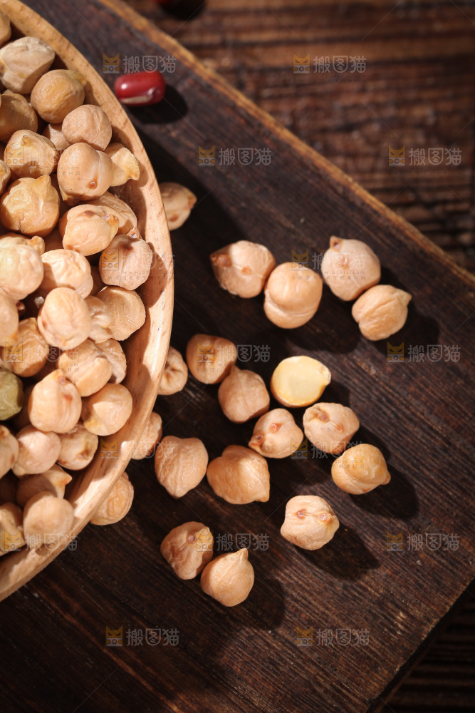 木板上放着一盘鹰嘴豆