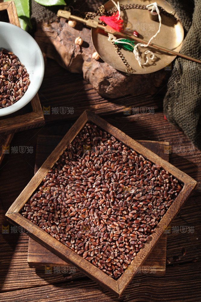 木盘里装着黑小麦米