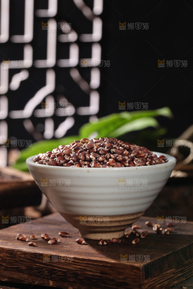 木板上放着一碗黑小麦