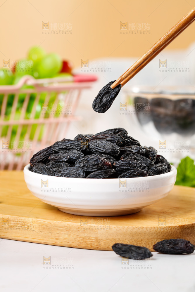 筷子上夹着黑加仑葡萄干