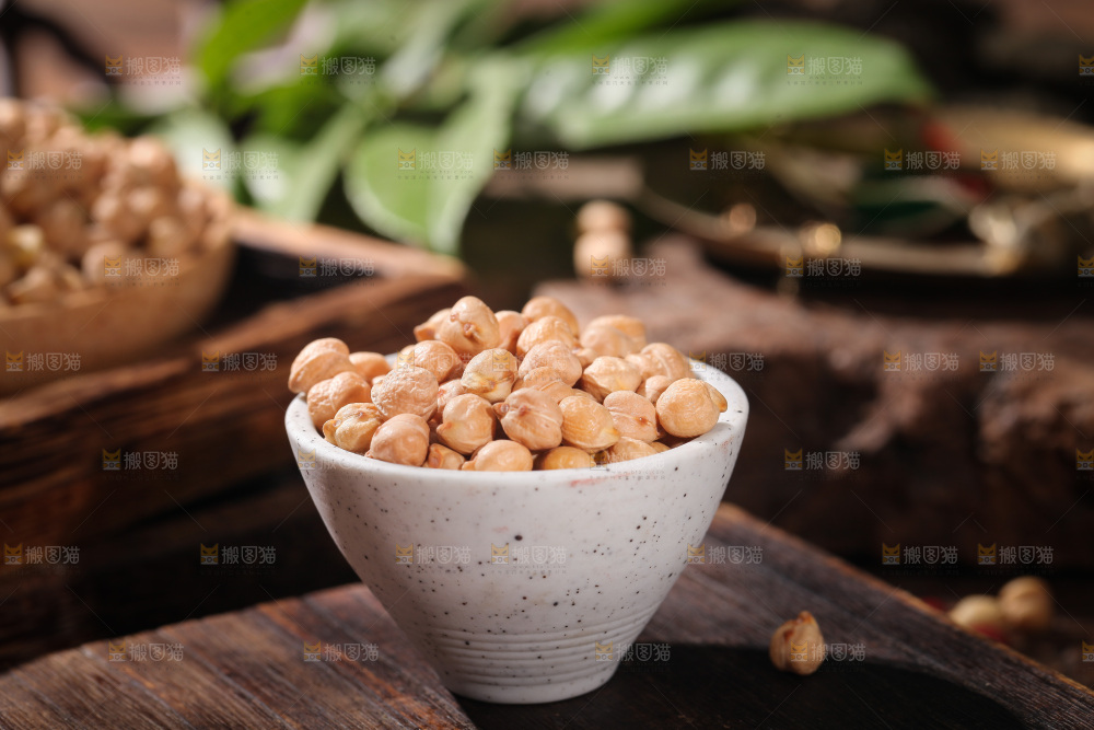 木板上放着一碗鹰嘴豆