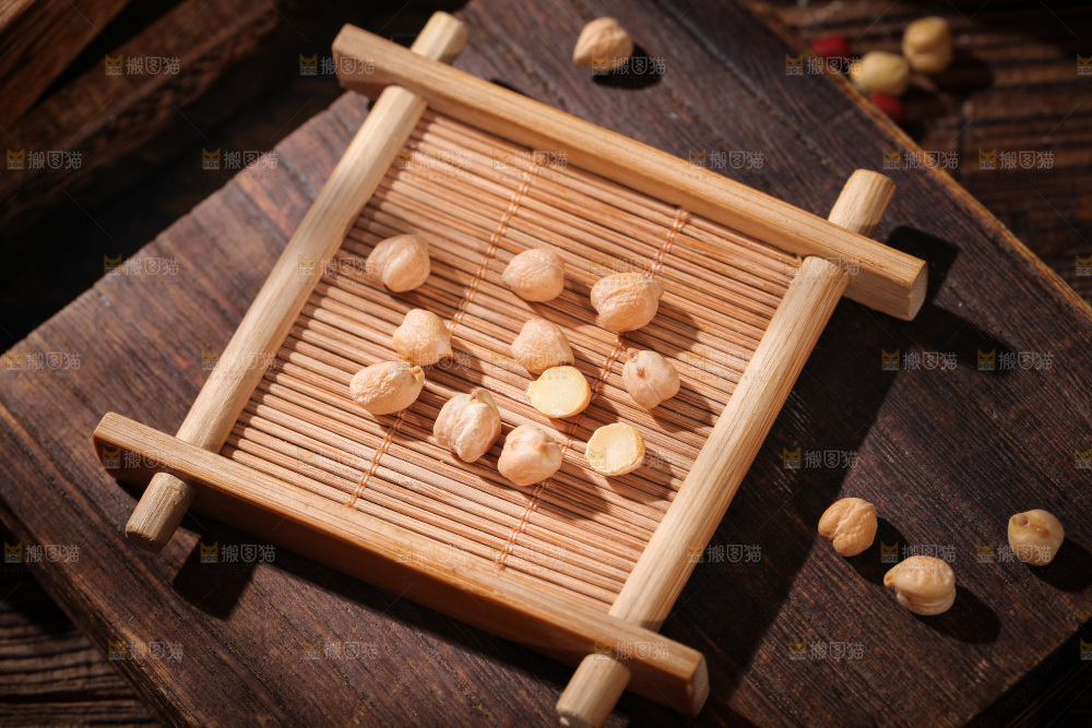 木垫上放着鹰嘴豆