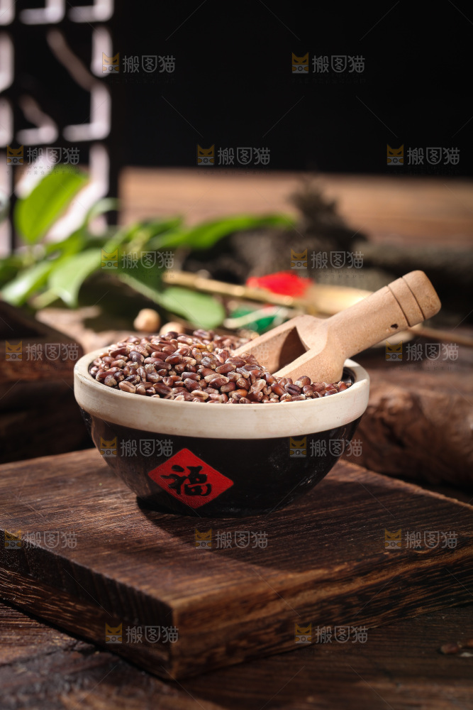 木板上放着一碗黑小麦