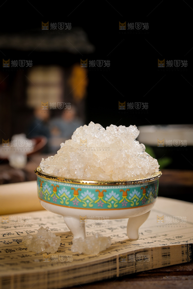 书上放着一碗云南雪燕
