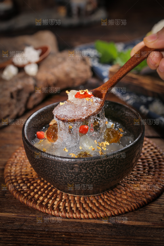 勺子上舀着桃胶雪燕皂角米羹