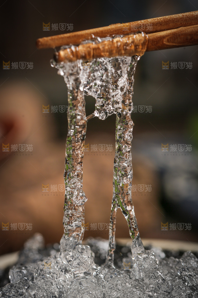筷子上夹着拉丝雪燕