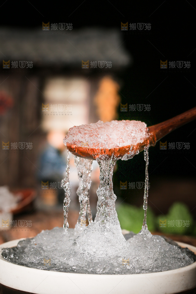 勺子上舀着拉丝雪燕