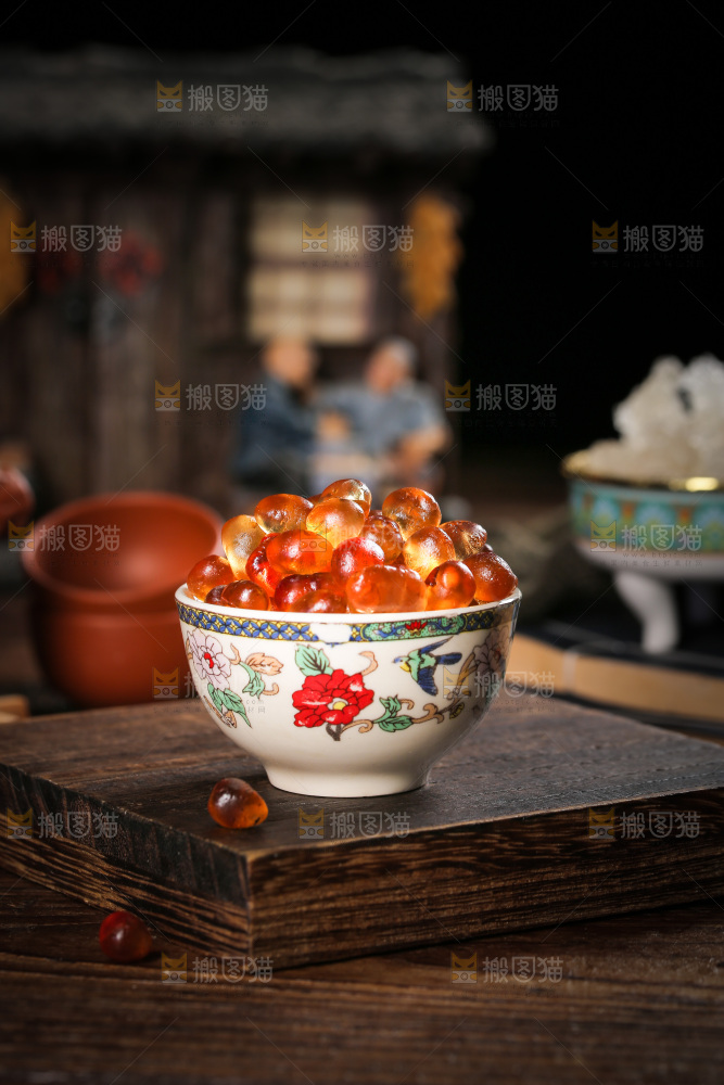 木板上放着一碗桃胶