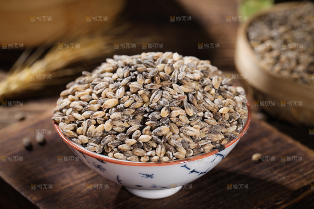 木桌上放着一碗蓝青稞米