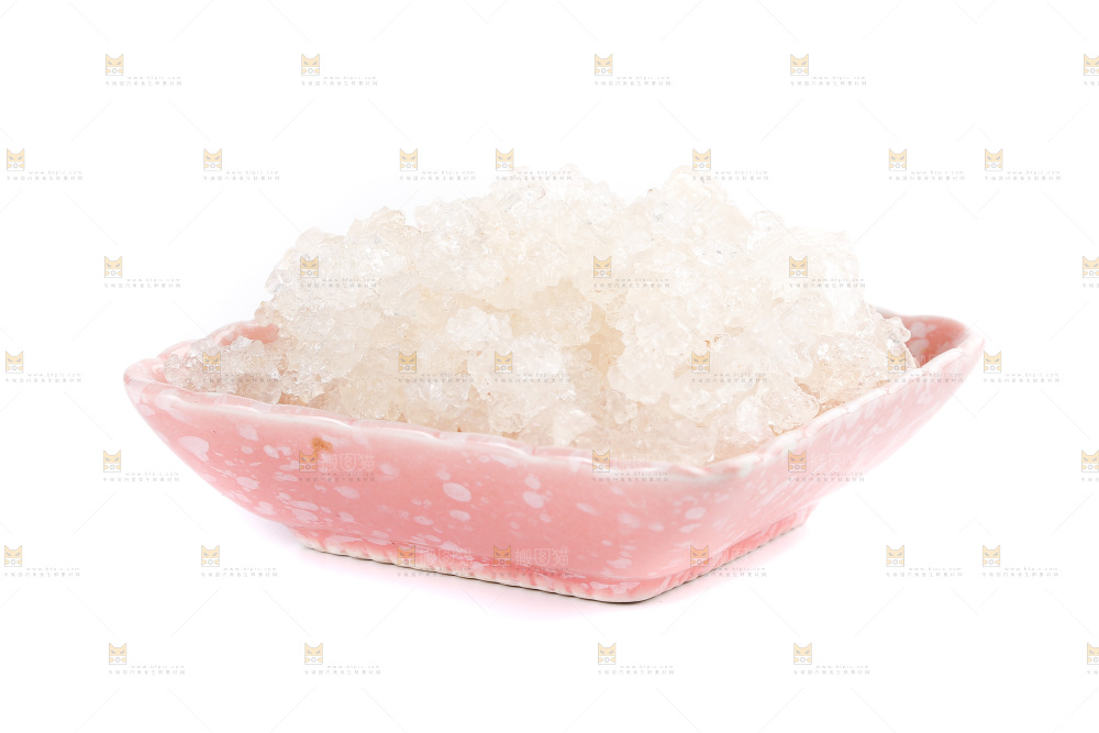 白底上放着一碟雪燕