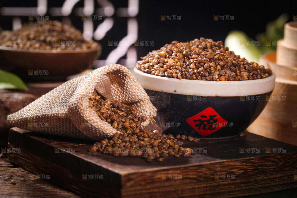 木桌上放着苦荞米