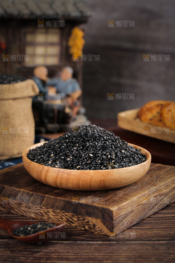 木板上放着一盘黑芝麻