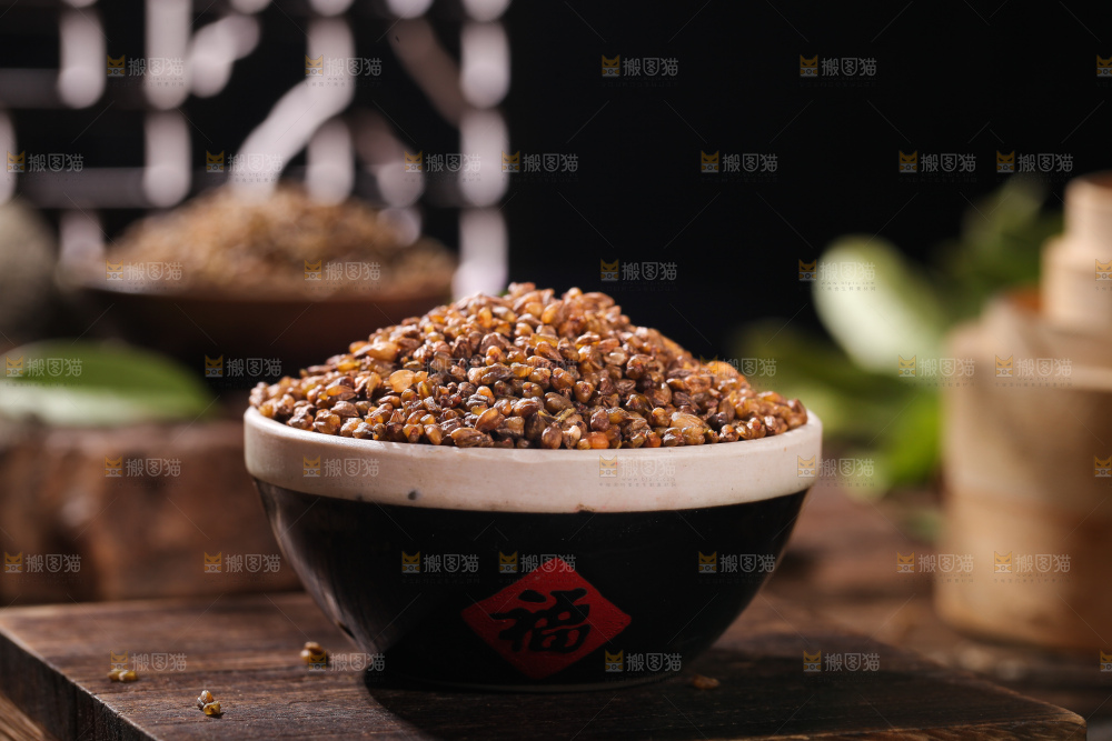 木板上放着一碗苦荞