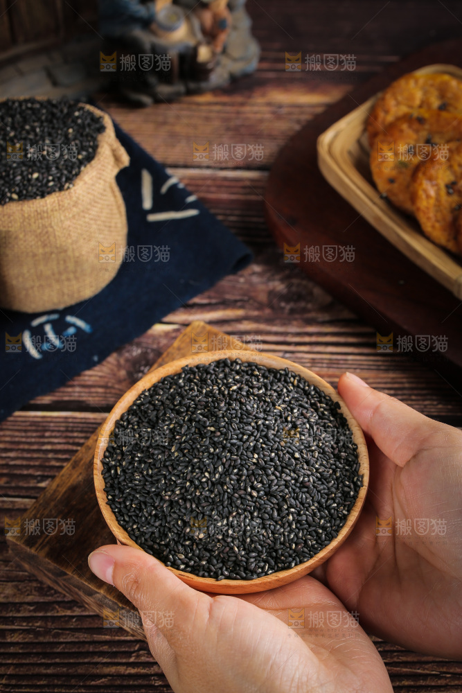 手里端着一盘黑芝麻