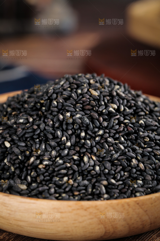 木板上放着一盘黑芝麻