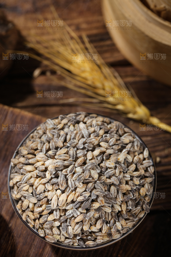 盘里装着蓝青稞米