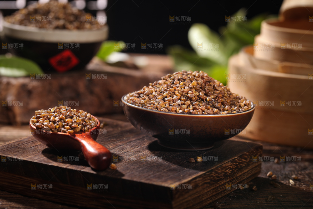 木板上放着苦荞