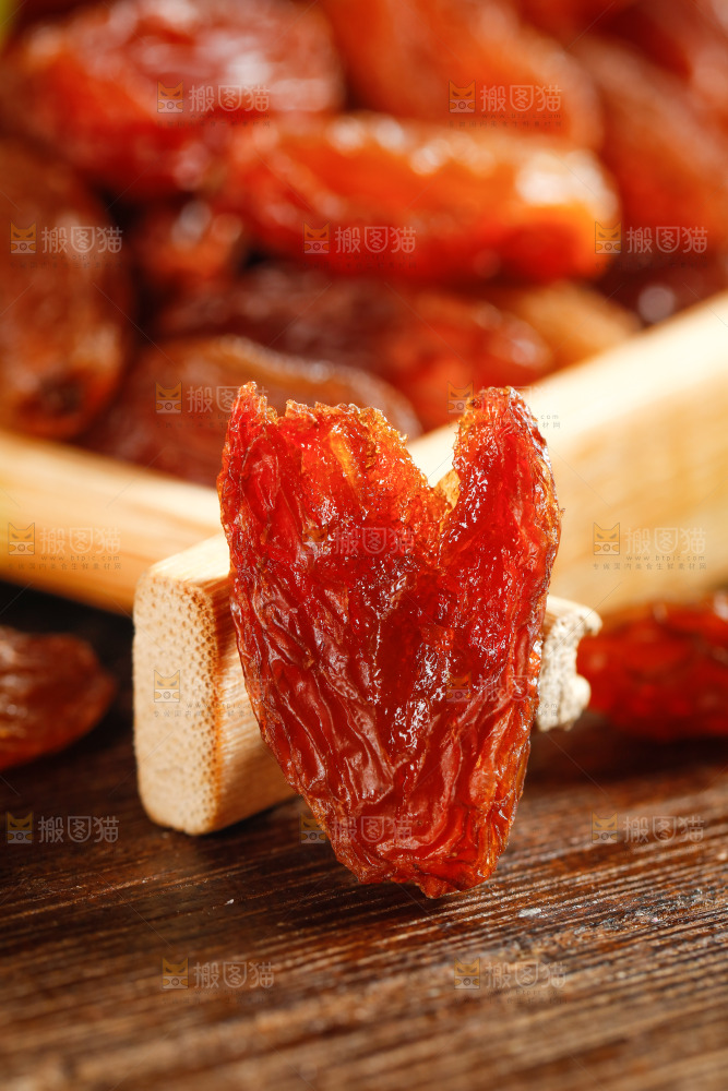 桌子上放着红葡萄干