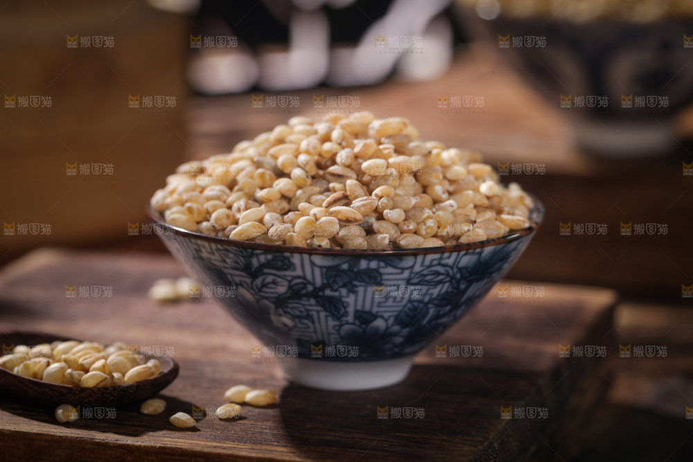 木板上放着一盘白青稞米