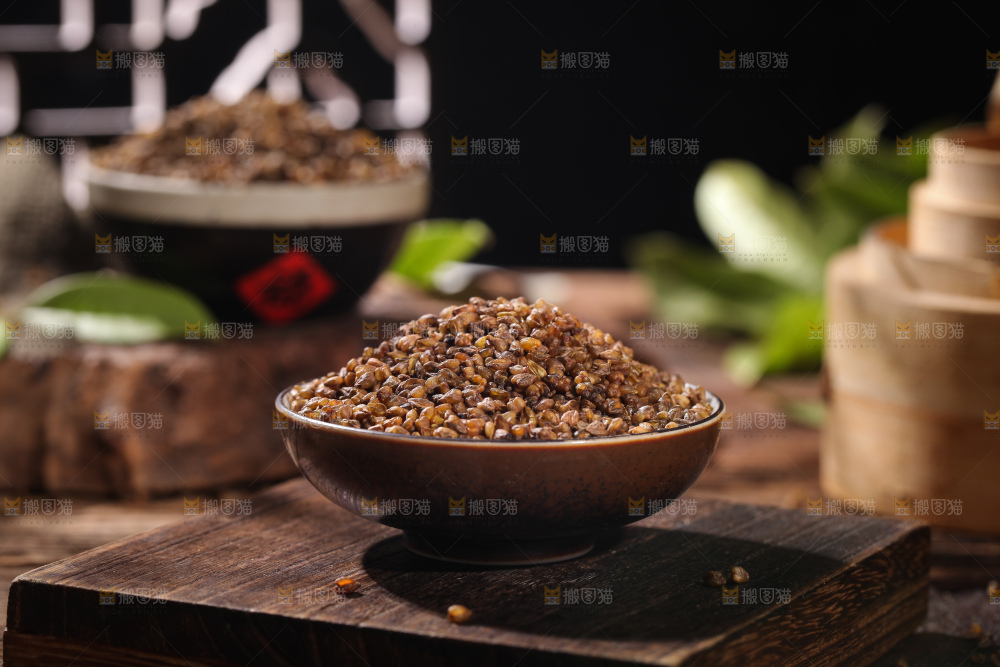 木板上放着一碗苦荞米