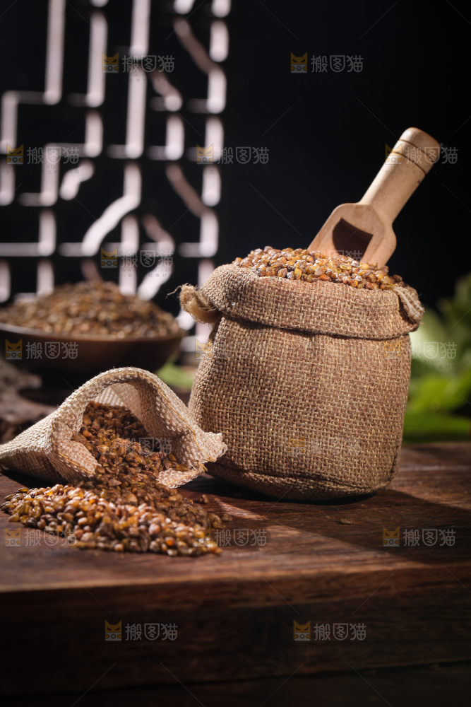 木桌上放着小麻袋苦荞米