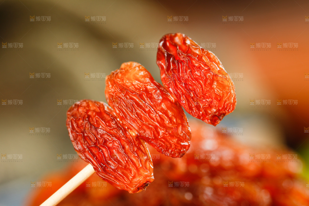 竹签上叉着红葡萄干