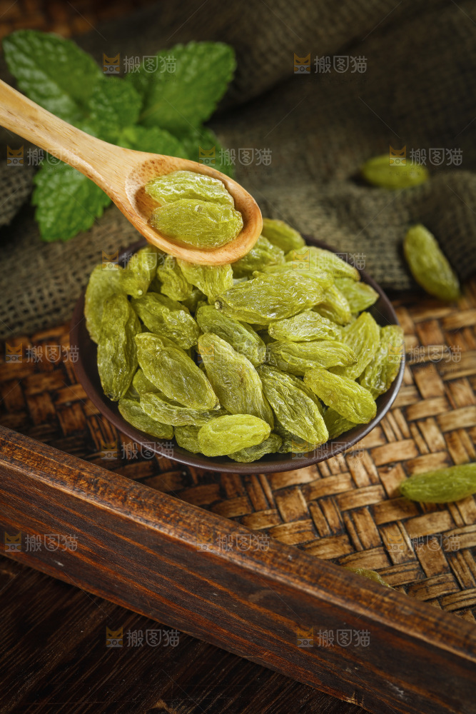 勺子上舀着绿葡萄干