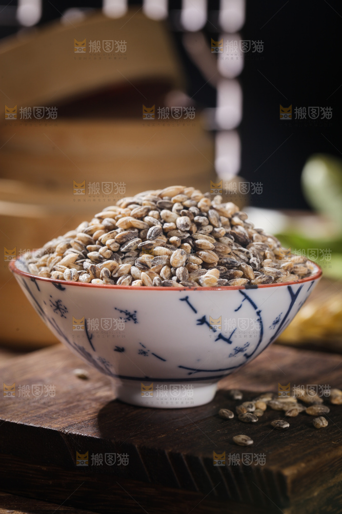 木桌上放着一碗蓝青稞米