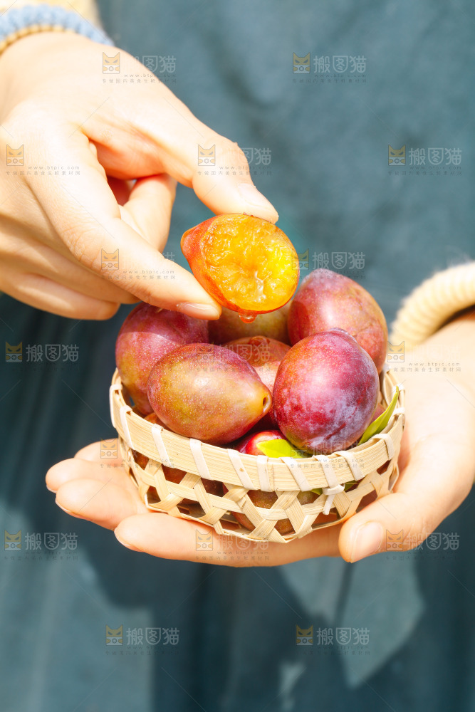 手里拿着新疆西梅