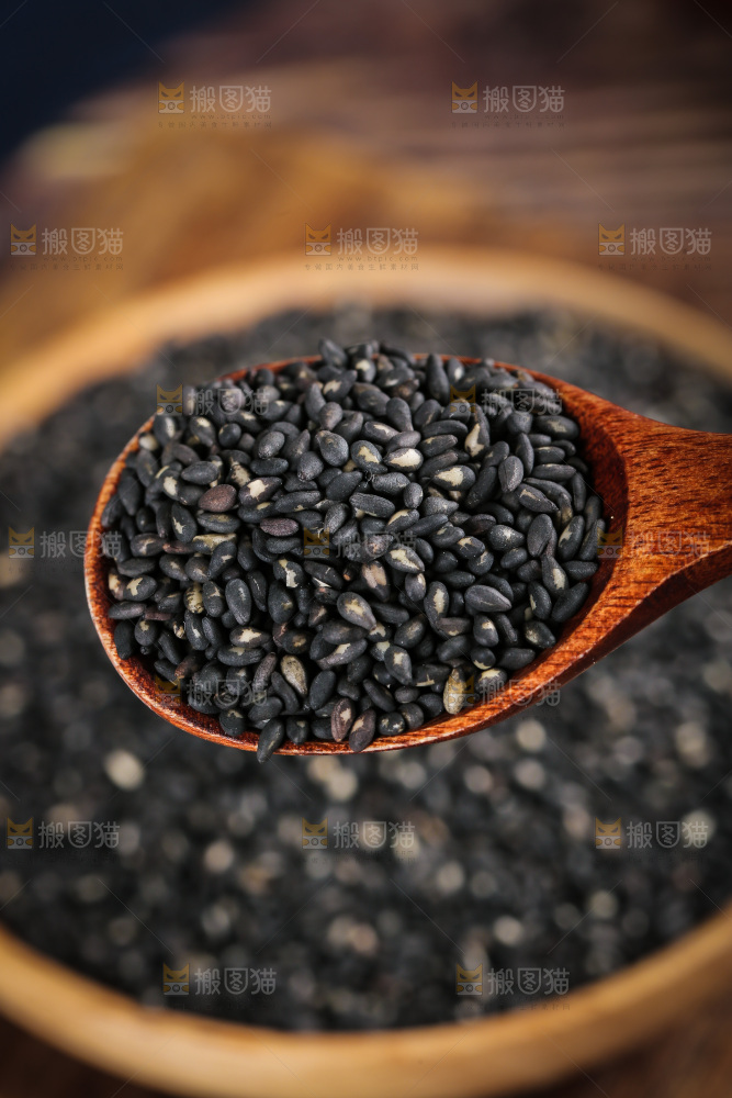 勺子上舀着黑芝麻粒