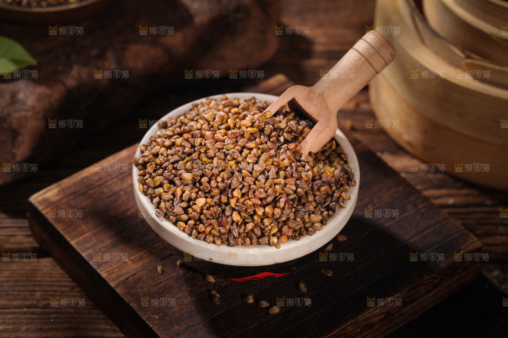 木板上放着一碗苦荞