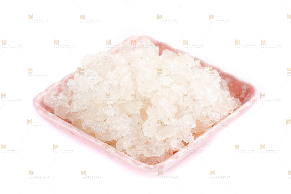 白底上放着一碟雪燕