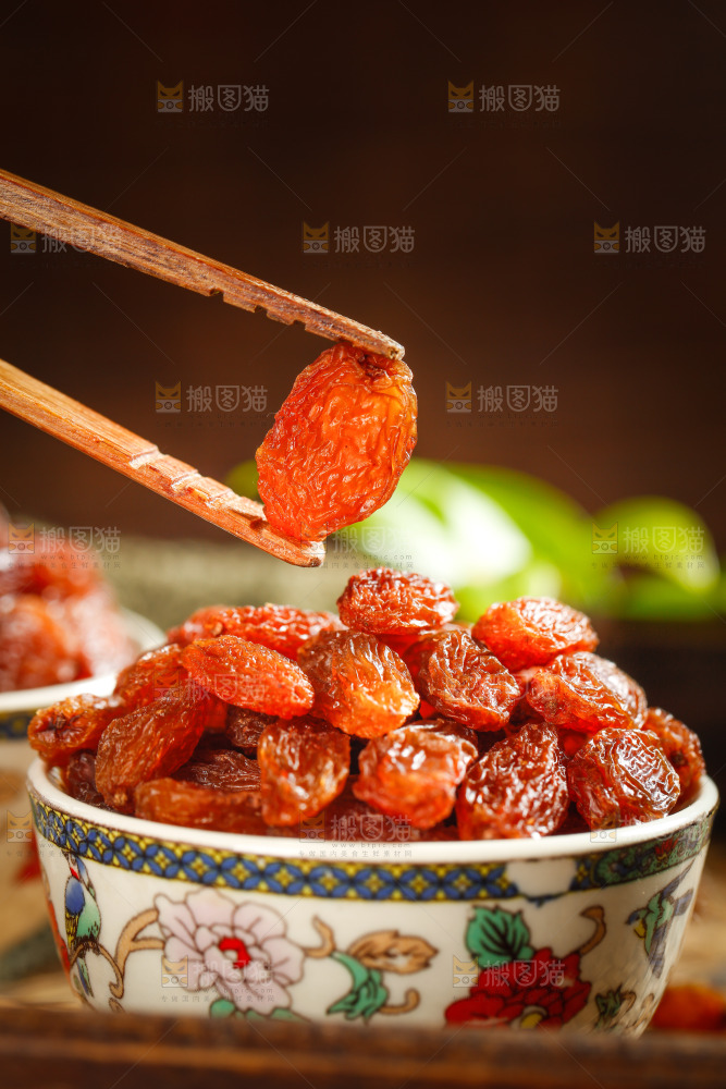 筷子上夹着红葡萄干