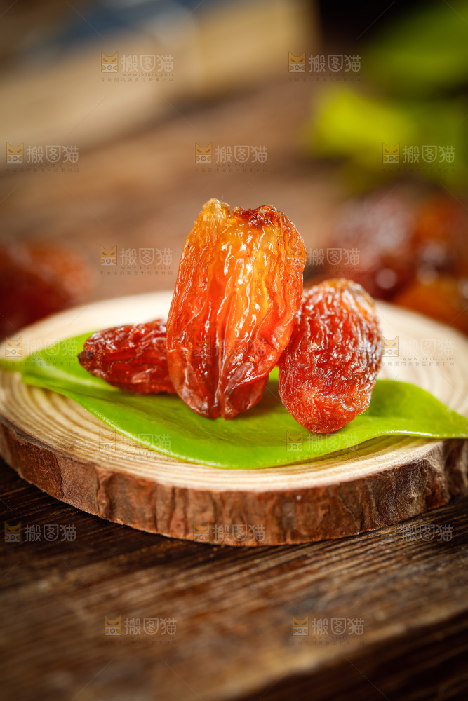 叶子上放着玫瑰红葡萄干