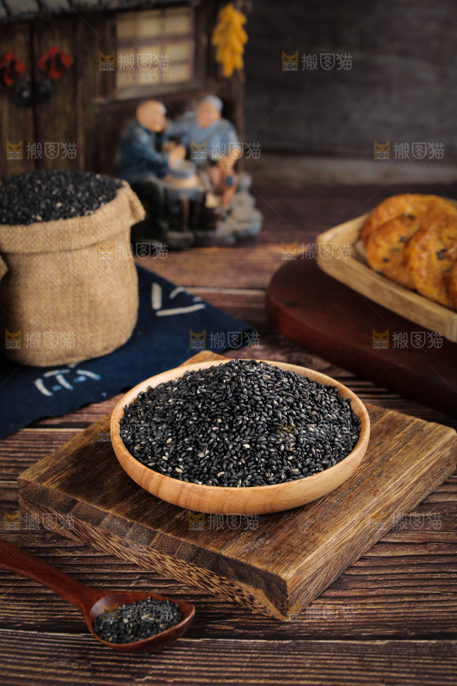木板上放着一盘黑芝麻