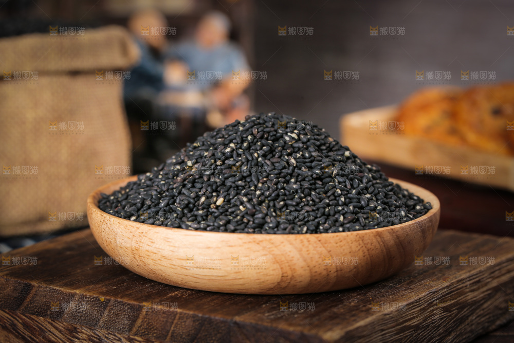 木板上放着一盘黑芝麻