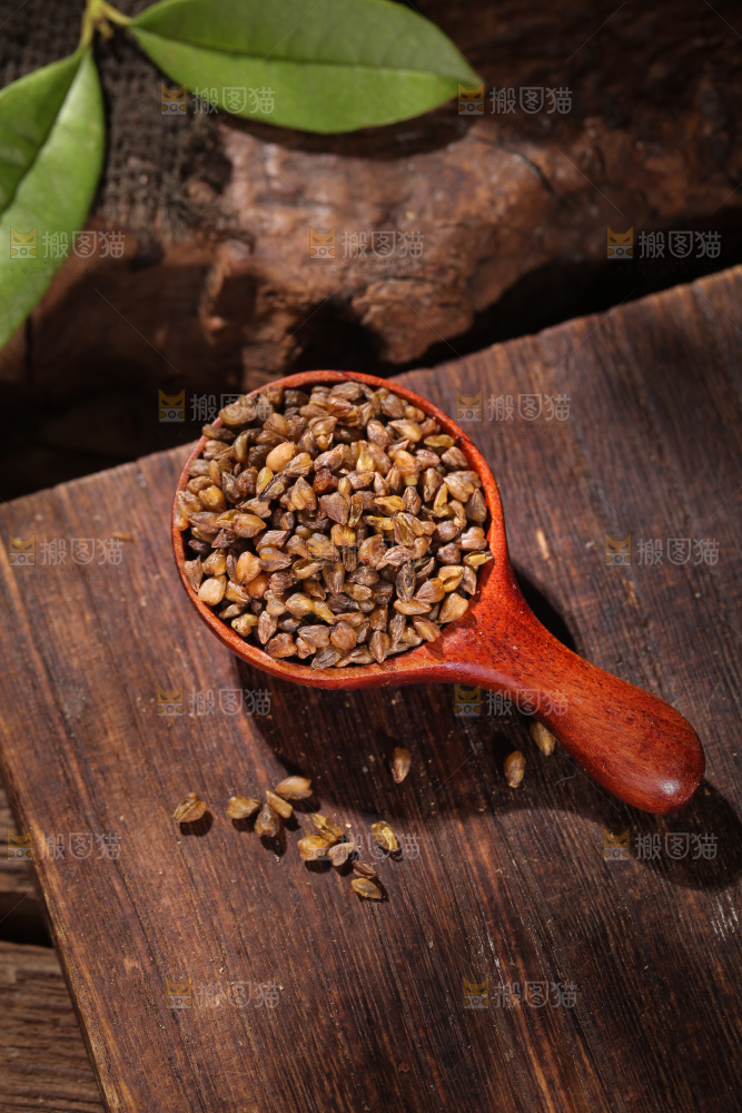 木桌上放着一勺苦荞米