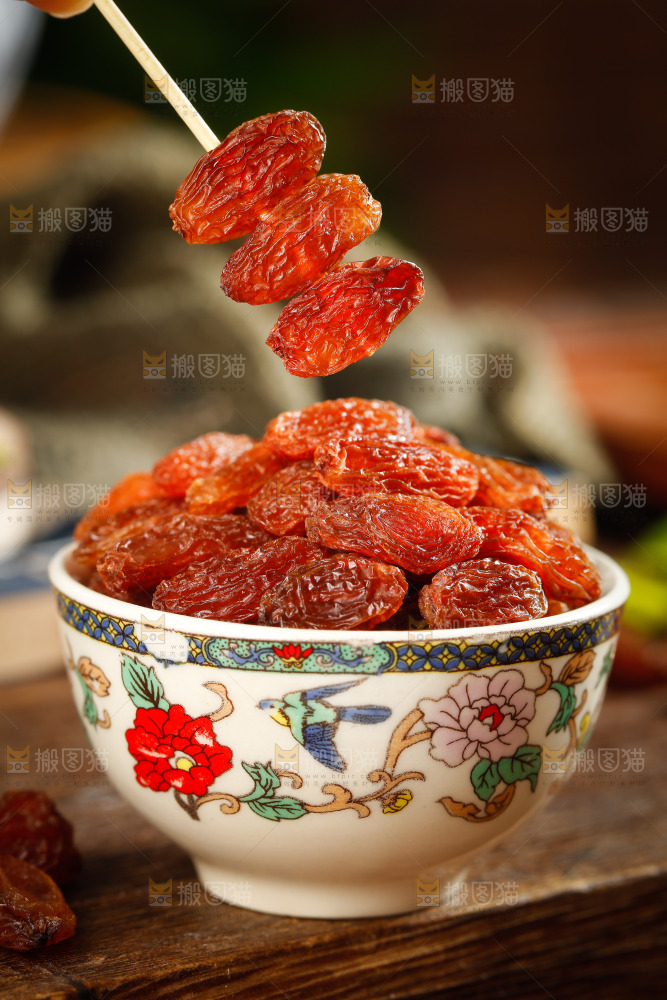 竹签上叉着红葡萄干