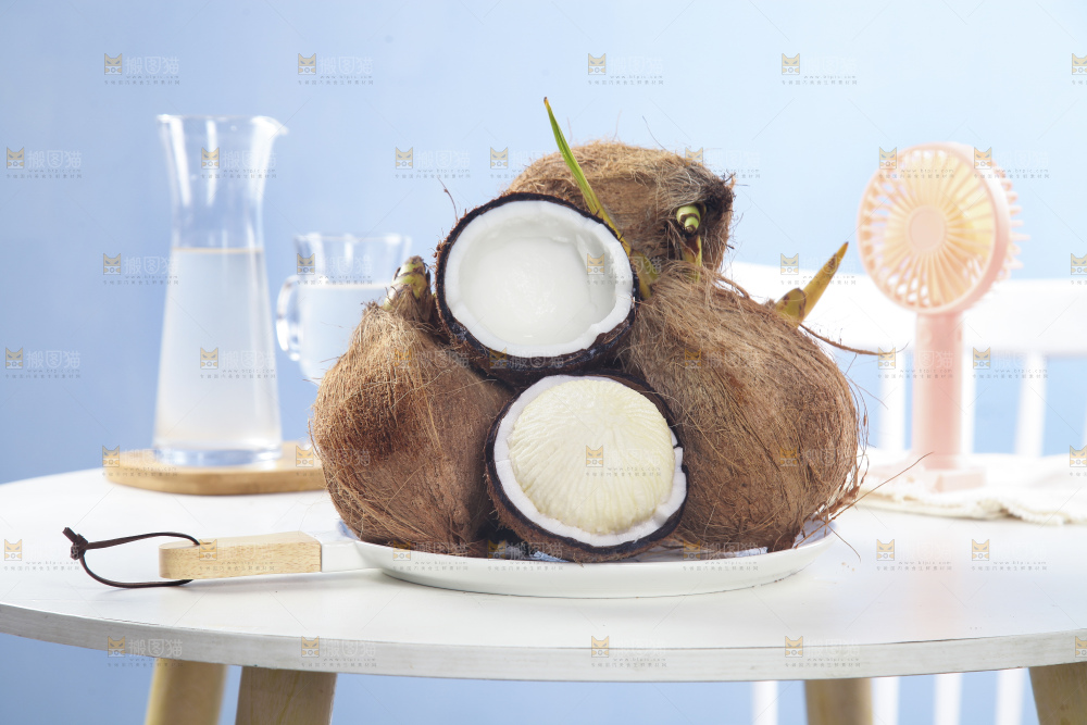 白底上放着一盘海南牛奶椰宝
