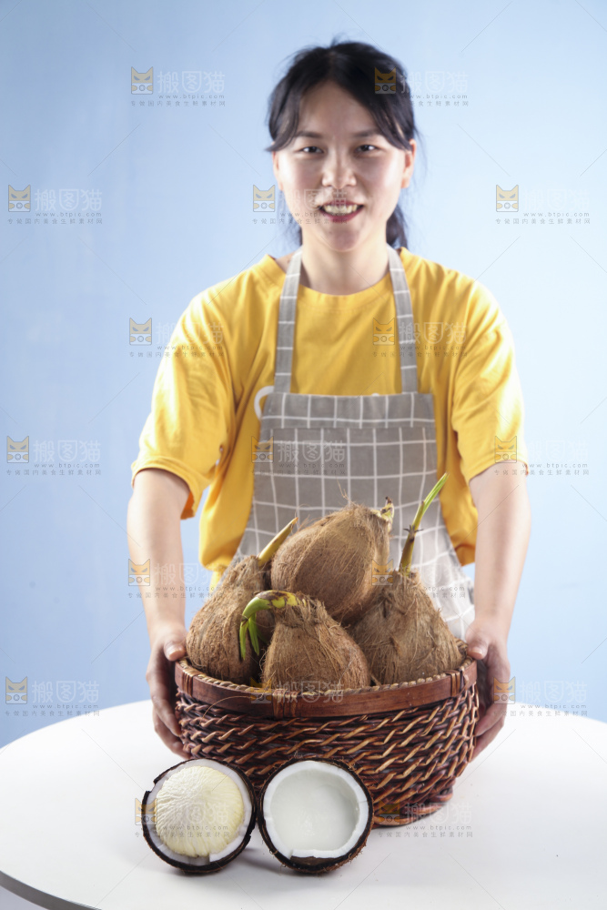 女人手端一篮椰宝