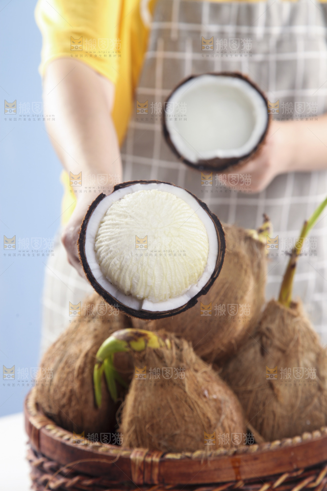 手里拿着椰宝果肉
