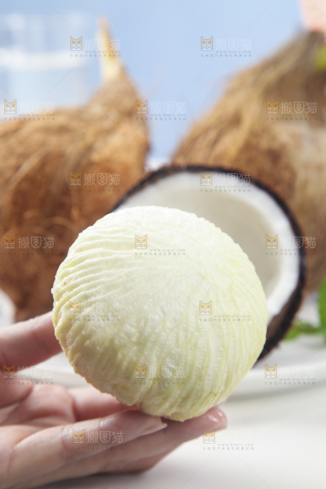 手里拿着椰宝果肉