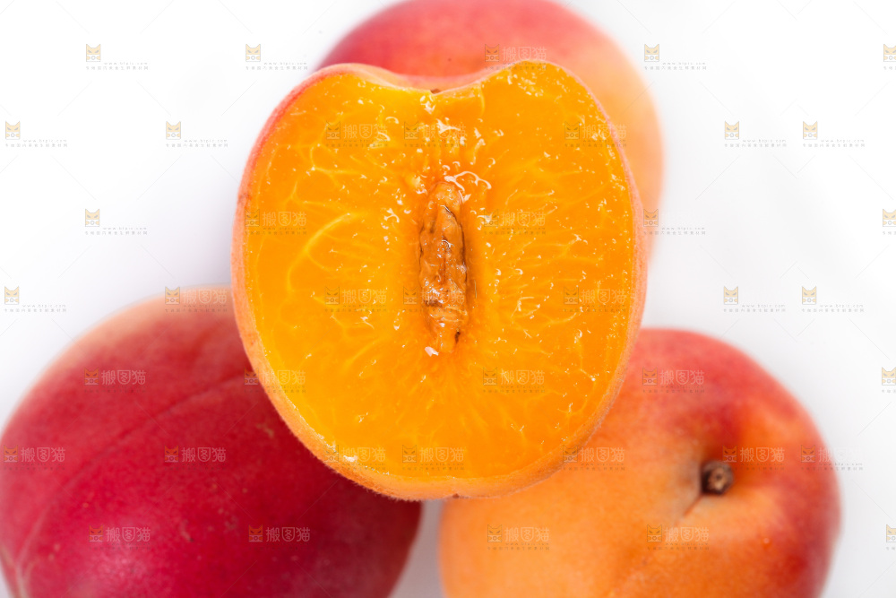 白底上一堆新鲜小红杏