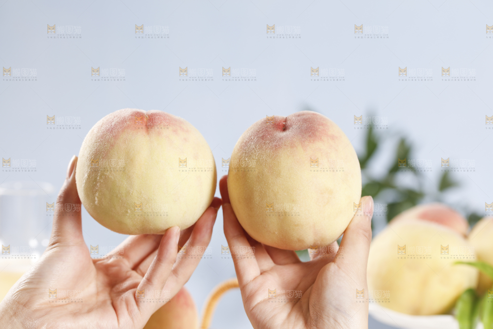 手里拿着水蜜桃