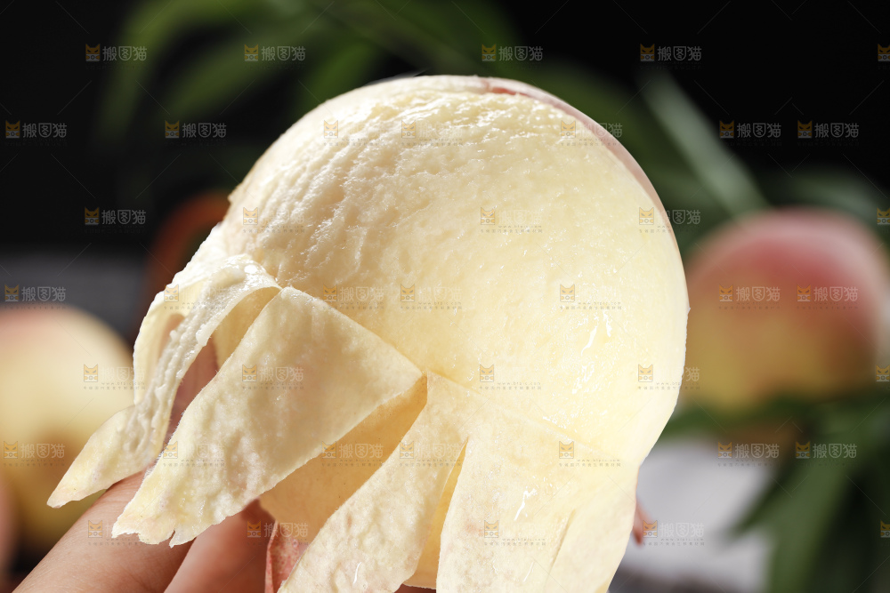 手里拿着水蜜桃