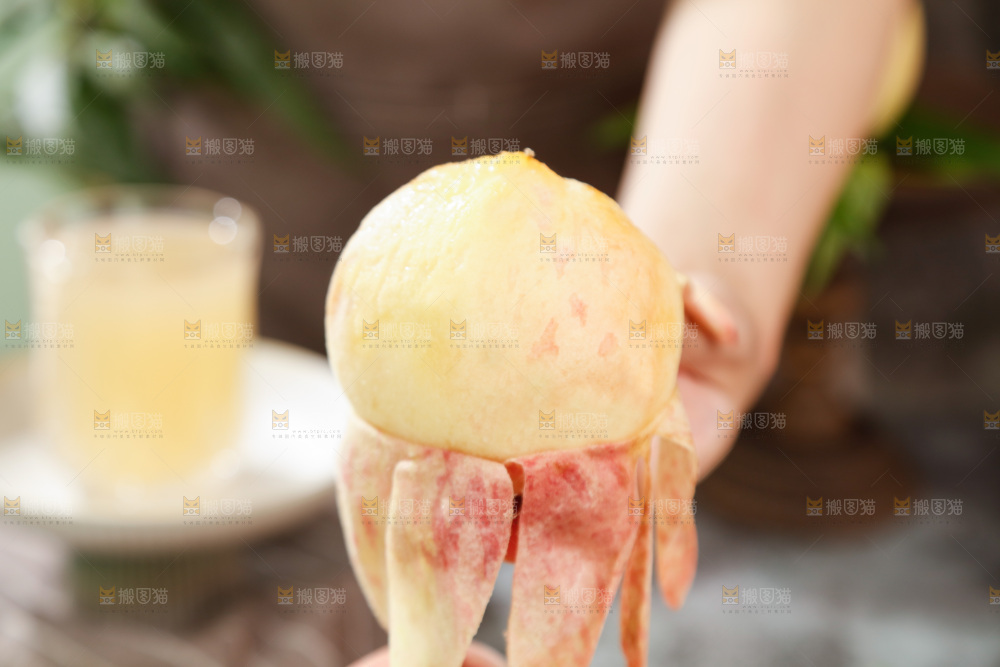 手里拿着水蜜桃