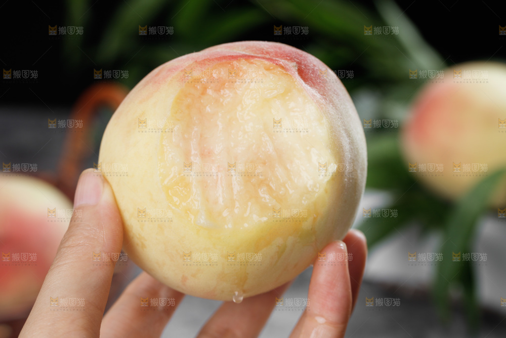 手里拿着水蜜桃