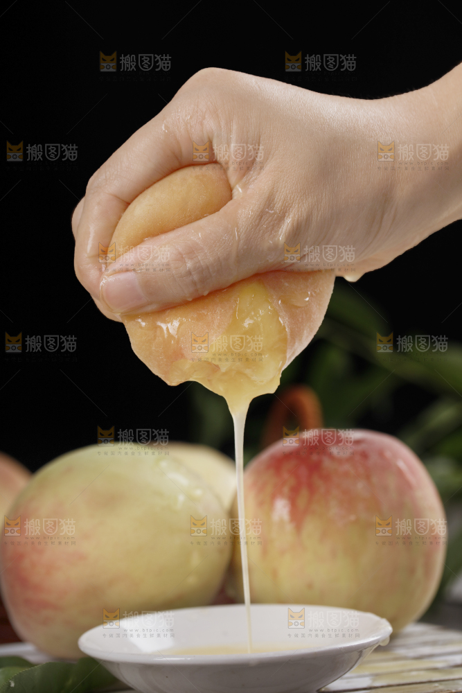 手里爆汁的水蜜桃
