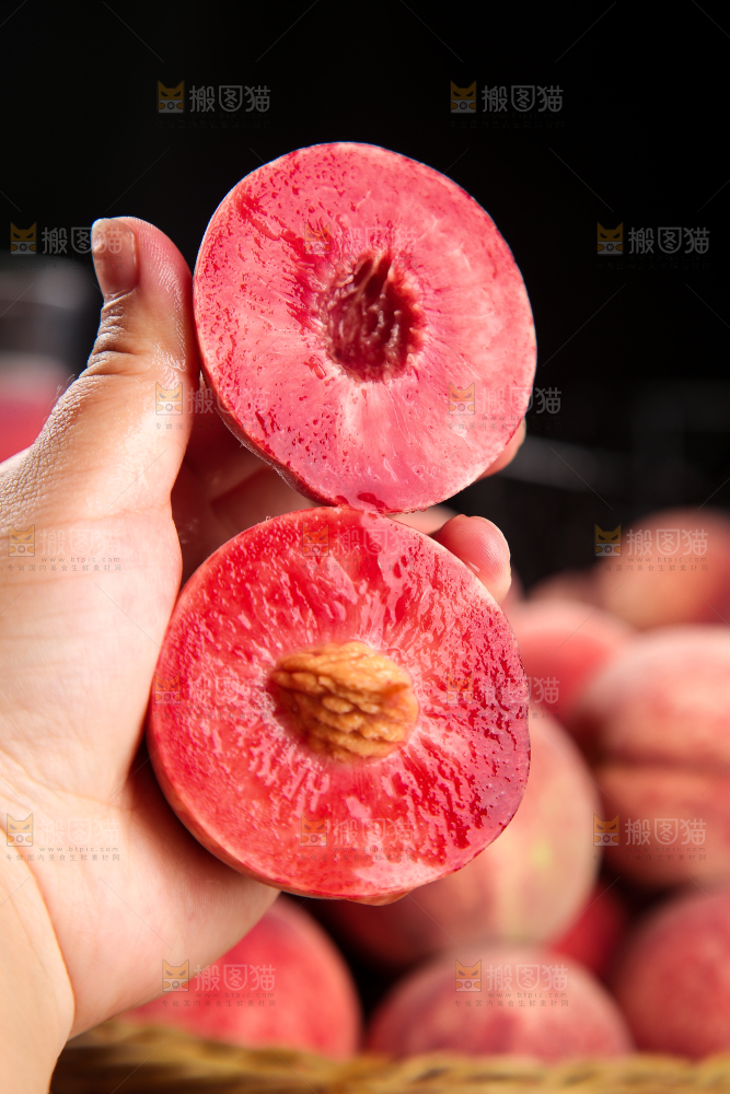 手里拿着血桃